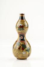 Vase - Émail, Un vase en cloisonné avec un fond vert décoré, Antiek en Kunst
