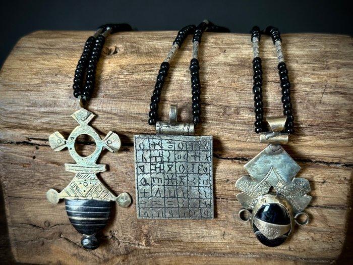 Ketting met hanger - Tuareg - Niger - Tuareg ketting met, Antiek en Kunst, Kunst | Niet-Westerse kunst