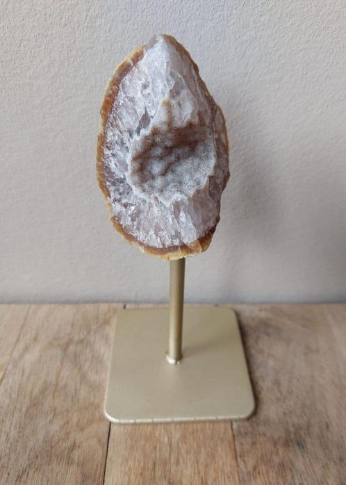 Natuur Agaat op Metalen Standaard - Witte Agaat met Goude..., Antiek en Kunst, Antiek | Glaswerk en Kristal, Ophalen of Verzenden
