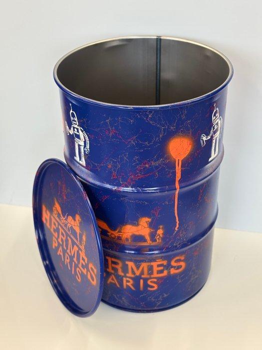 Rob VanMore - Vandalism at Hermes Barrel, Antiek en Kunst, Kunst | Designobjecten