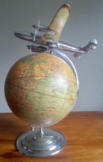 AM Lockheed L-1049 Super Constellation sur globe empires