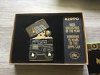 Zippo - Zippo 2023 75 jaar zippo car limited edition premium, Verzamelen, Rookartikelen, Aanstekers en Luciferdoosjes, Nieuw