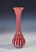 Vaas - Art Deco Vaas, Rood met witte rib- en draaddecoratie,