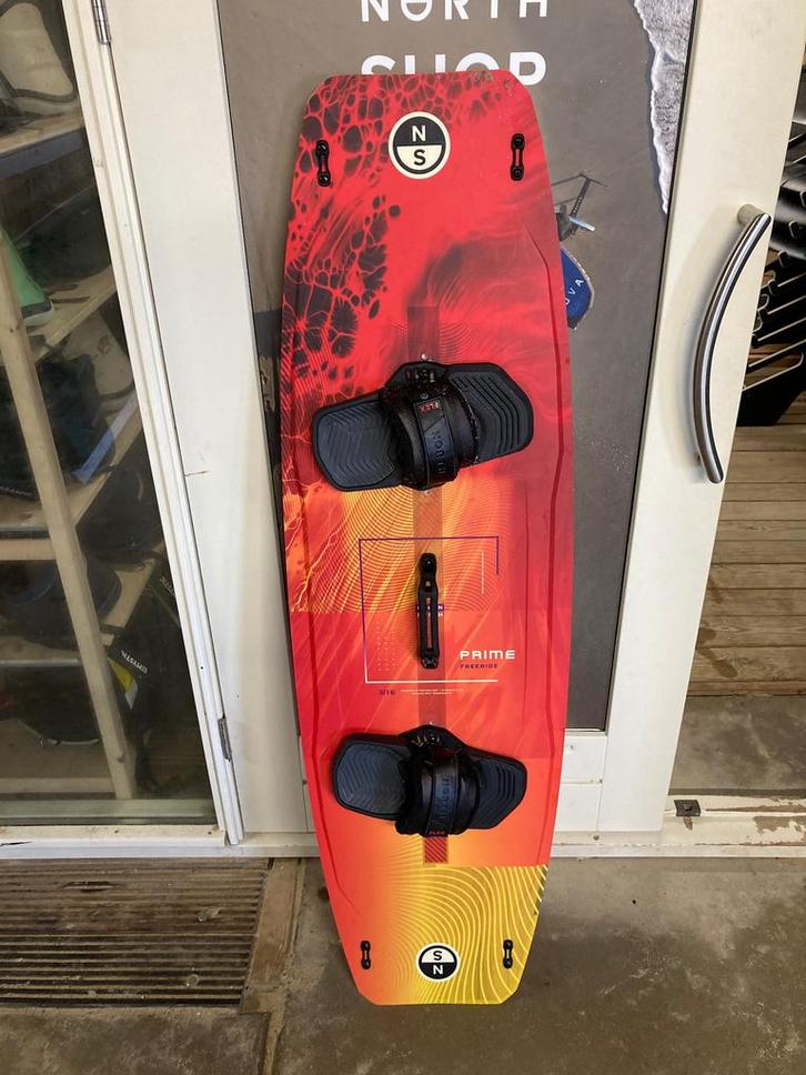 2025 North Prime TT Board 152x45cm Flex TT Bindings L/XL, Watersport en Boten, Kitesurfen, Binding, Gebruikt