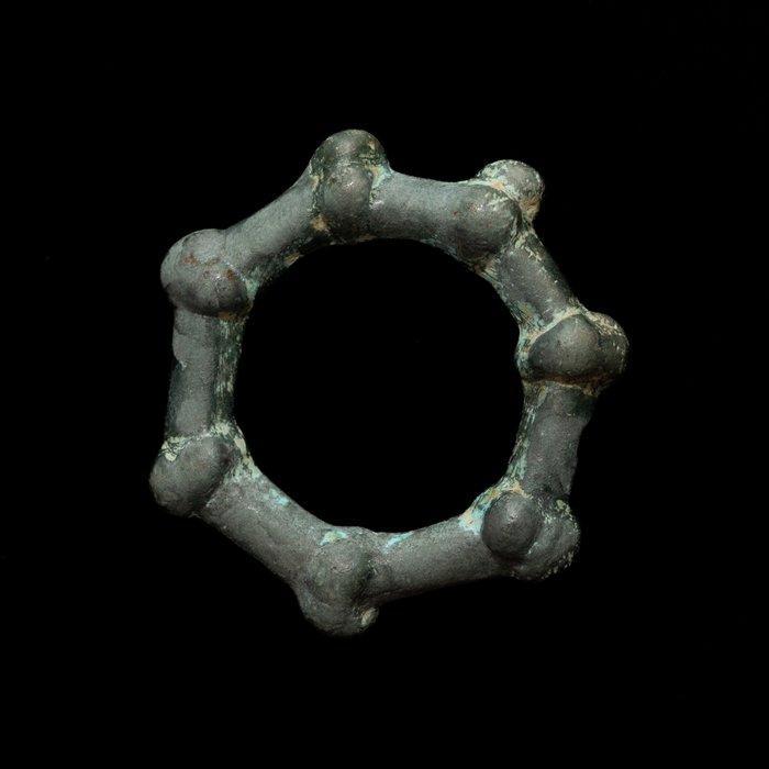 Keltisch Brons Keltische bronzen ringamulet of ringgeld - 43, Handtassen en Accessoires, Antieke sieraden