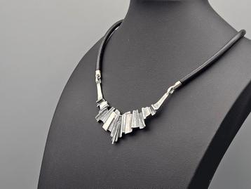 Gouden kettingen. Gouden armbanden. Gouden ringen edelstenen beschikbaar voor biedingen