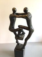 Corry Ammerlaan - sculptuur, “ Samen Sterk “ - 27 cm -