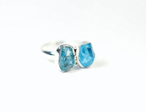 Neonblauwe apatiet Ring / rauw / nieuw- 4.56 g - (1), Verzamelen, Mineralen en Fossielen