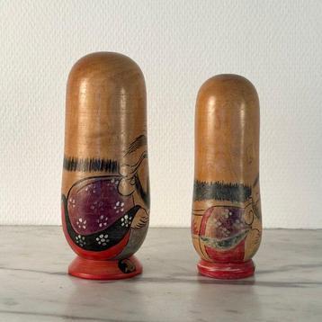 Beeldje - A Pair of vintage Japanese Kokeshi dolls, designed beschikbaar voor biedingen