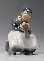 Royal Copenhagen - Figurine - Handwerkend meisje -