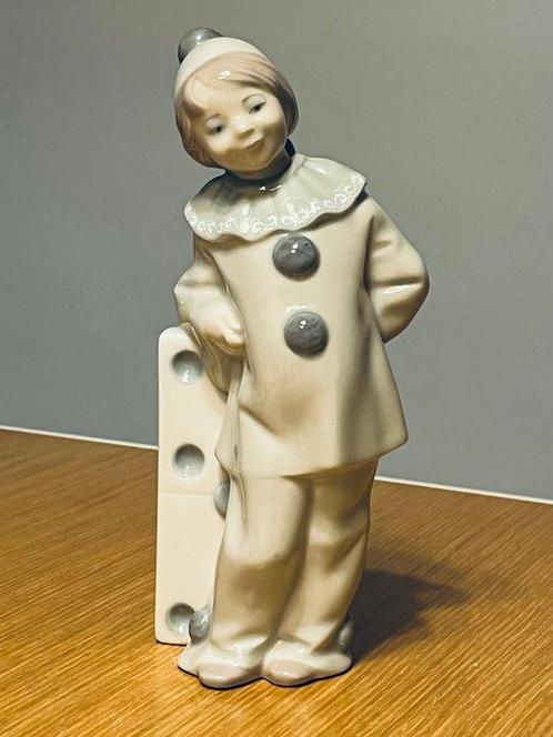 Lladró - Juan Huerta - Sculpture, Girl with Domino - 19.5 cm, Antiek en Kunst, Antiek | Glaswerk en Kristal