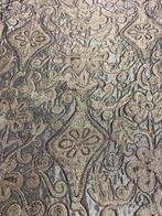 Tijdloze elegantie. Weefsel met een rijkelijk bewerkte