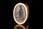 Oud-Romeins Enorme gouden diepdrukring met Themis, Antiquités & Art