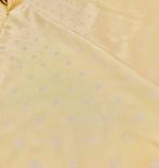 Jacquard Reale met Geborduurde Lelies – Nobele elegantie