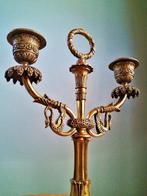 Magnifique paire de bougeoirs en bronze - à décor de cygnes,, Antiquités & Art
