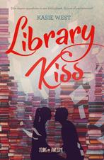 Library kiss 9789025874018, Boeken, Gelezen, Kasie West, Verzenden