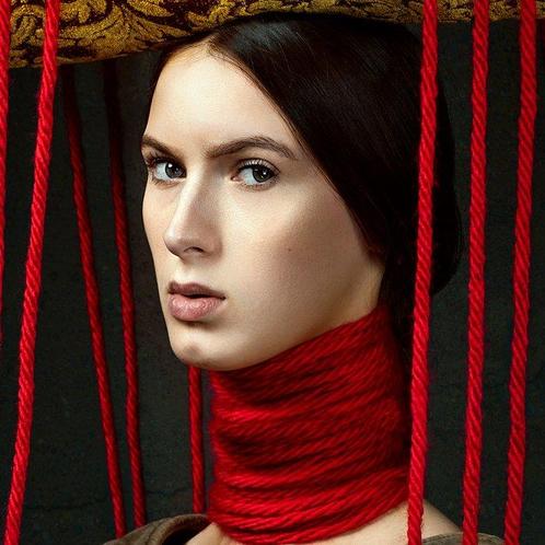 Elena Paraskeva - The Seamstress I (GOLD FRAME) - Metallic, Antiek en Kunst, Kunst | Designobjecten