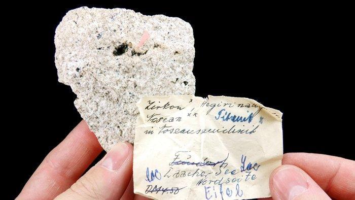 Zirkoon met Aegirine-augiet & Titaniet Eifel Vulkaanbergen,, Verzamelen, Mineralen en Fossielen