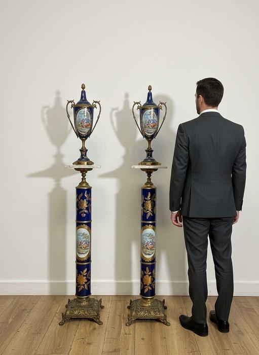 Vase (4) - Porcelaine, Bronze - Colonne avec des vases, Antiquités & Art, Antiquités | Meubles | Chaises & Canapés