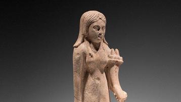 Oud-Egyptisch Geharde kalksteen Beeld van een koningin., Collections, Minéraux & Fossiles