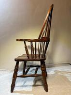 Stoel - Elegante Windsor Fauteuil met Gesneden Details en, Antiek en Kunst