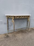 Wandtafel - Grote bronzen sokkel met vrouwelijke gezichten -