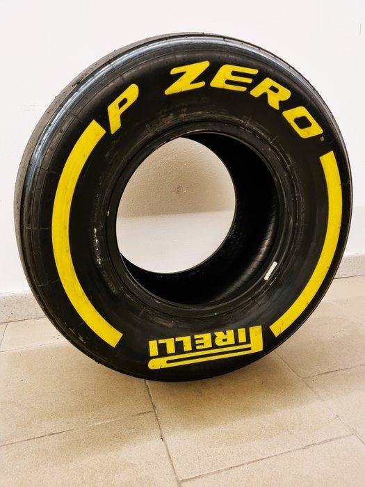 Pneu (1) - Pneumatico Pirelli - Formula Uno - Formula Uno, Verzamelen, Automerken, Motoren en Formule 1