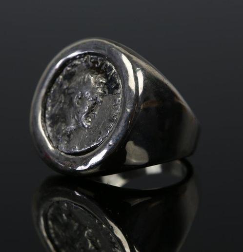 Anneau en argent moderne avec le denier de lancien romain, Verzamelen, Mineralen en Fossielen