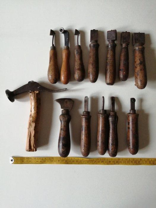 Werktuig (13) - Oude gereedschappen van de schoenmaker, Antiek en Kunst, Antiek | Wandborden en Tegels