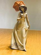 Lladró - José Puche - sculptuur, Afternoon Promenade - 28 cm, Antiquités & Art