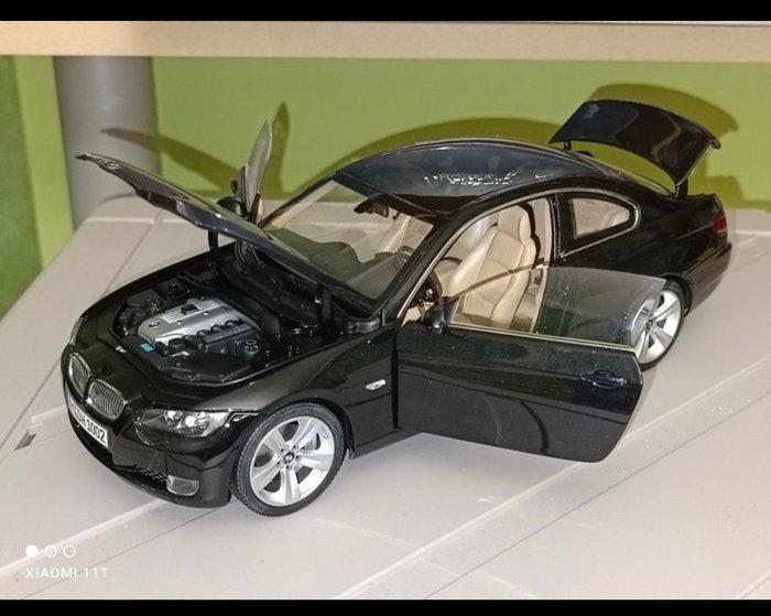 Kyosho 1:18 - Modelauto - BMW 330i - E92 - 2006 - BMW serie, Hobby en Vrije tijd, Modelauto's | 1:5 tot 1:12