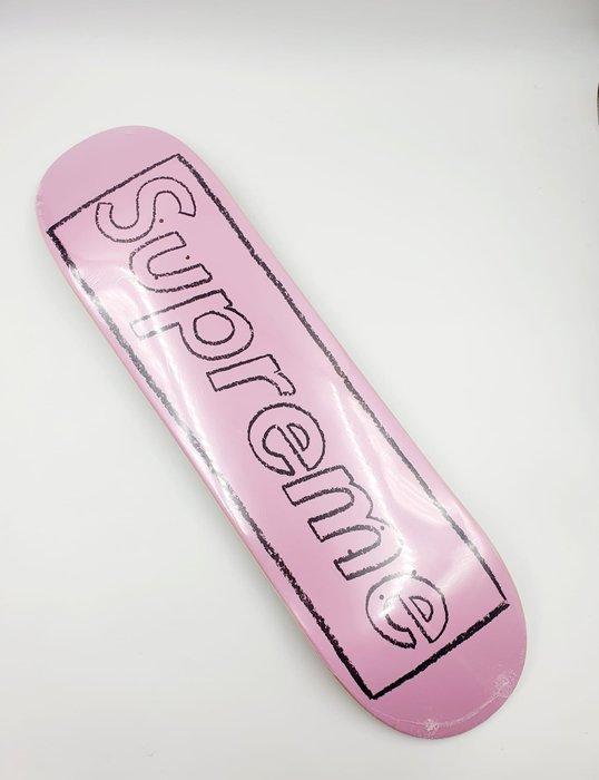 Kaws (1974) - NO RESERVE Kaws x Supreme Pink Skateboard, Antiek en Kunst, Kunst | Designobjecten