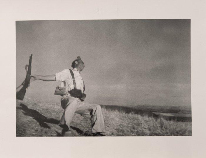 Robert Capa (1913–1954) - Loyalist Militiaman at the Moment, Antiek en Kunst, Kunst | Designobjecten