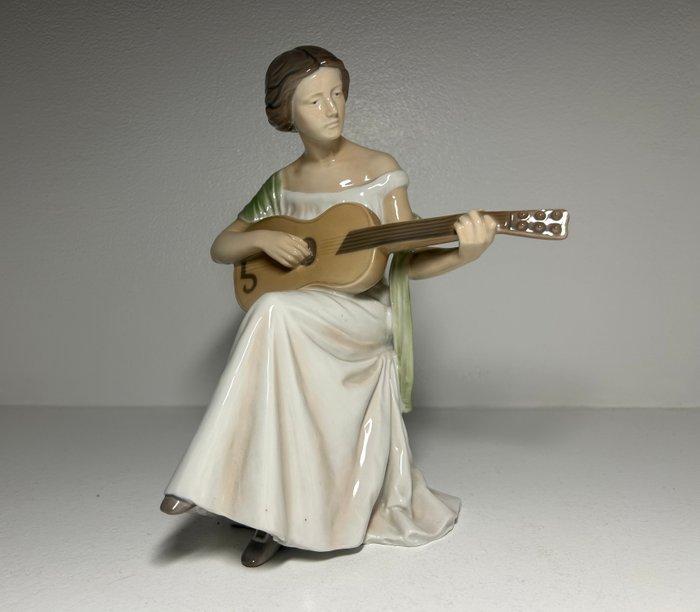 Bing & Grondahl - Beeldje - Large Woman with guitar #1684 -, Antiek en Kunst, Antiek | Glaswerk en Kristal