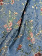 Tissu de soie précieux San Leucio bleu pastel enrichi de