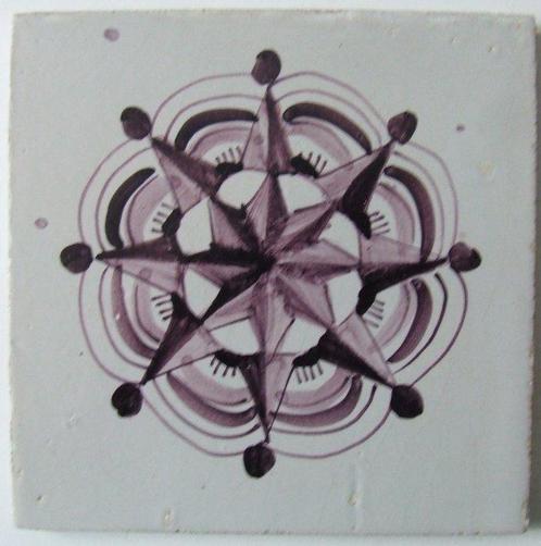 Carreau - Rose frisonne avec étoile à 8 branches en, Antiek en Kunst, Antiek | Glaswerk en Kristal