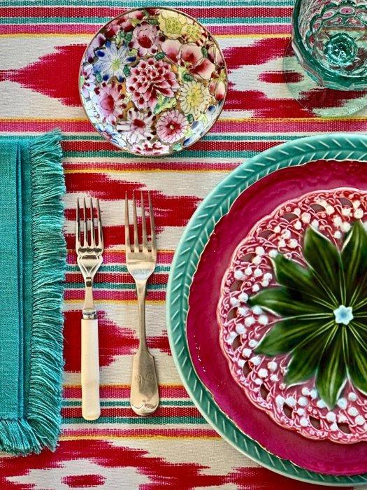 Tafelkleed met ikat-print in fuchsiakleur voor grote tafels., Antiek en Kunst, Kunst | Designobjecten