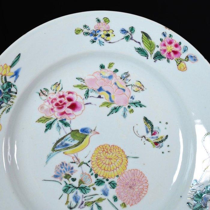 Bord - Assiette en porcelaine aux émaux de la Famille Rose à, Antiek en Kunst, Antiek | Overige Antiek