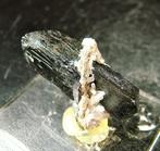 CW1861 Ilvaite met kwarts en calciet Kristalcluster -, Verzamelen, Mineralen en Fossielen