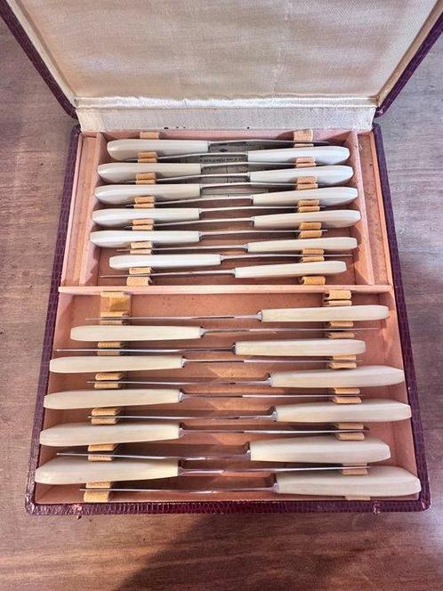 Orfèvrerie française - Ensemble de couteaux de table (23) -, Antiek en Kunst, Antiek | Meubels | Tafels