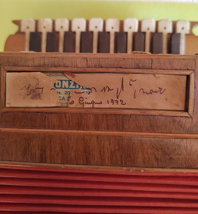 A. Monzino & Figli, Milano - - Diatonische knopaccordeon -, Muziek en Instrumenten, Blaasinstrumenten | Blokfluiten