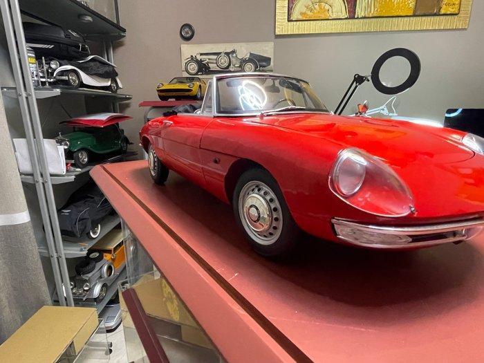 Hachette 1:8 - Model coupé - Alfa spider 1.6. Duetto, Hobby en Vrije tijd, Modelauto's | 1:5 tot 1:12