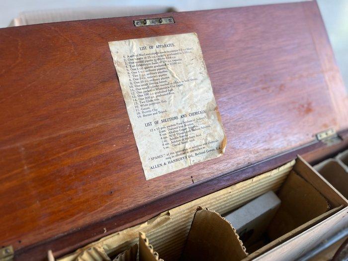 Allen & HanburysOplossingen en chemicaliën - Glas, Hout, Antiek en Kunst, Curiosa en Brocante