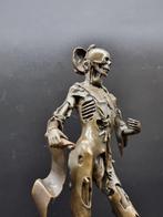 Grand squelette Memento Mori en bronze - Bronze, Marbre