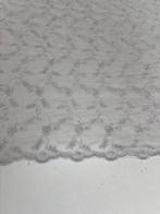 Kostbare Franse tule gordijnstof, geborduurd en afgewerkt