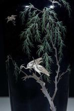 Vase - Émail, Un vase en cloisonné sur fond bleu foncé avec, Antiquités & Art