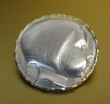 Zilveren broche met kind, Karl Johann Bauer (1877-1914) -