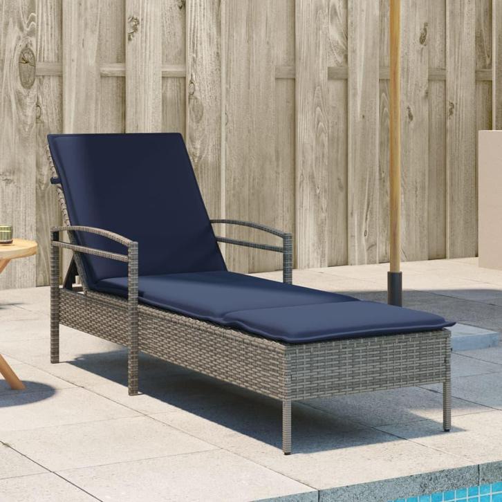 vidaXL Ligbed met kussen grijs 63x200x81 cm poly rattan, Tuin en Terras, Ligbedden, Nieuw, Verzenden