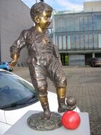 Beeld, Bronzen XL Beeld Jongen met Voetbal - 58 cm - Brons, Antiek en Kunst