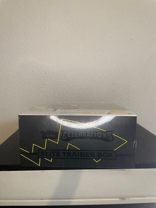 Pokémon - 1 Box - Celebrations Pikachu VMAX Premium Figure, Hobby en Vrije tijd, Verzamelkaartspellen | Pokémon